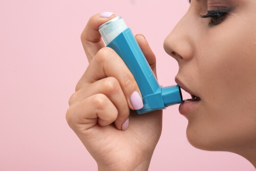 Young,Woman,Using,Asthma,Inhaler,On,Color,Background,,Closeup